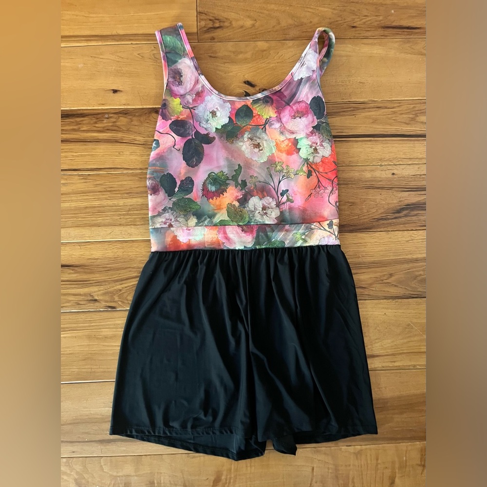 Women’s black floral romper large NWOT